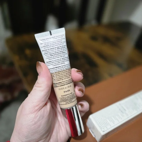 IT Cosmetics Bye Bye Foundation - Light Shade - Picture 4 of 5